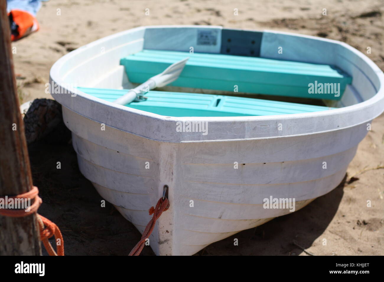 Un petit radeau aviron bateau sur la plage de sable. Banque D'Images