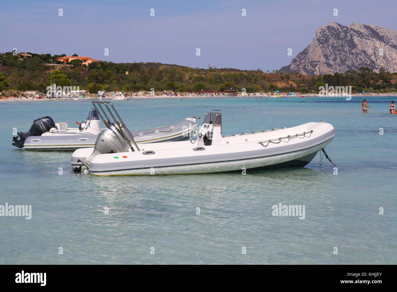 Les petits bateaux sur la mer à la plage. Banque D'Images