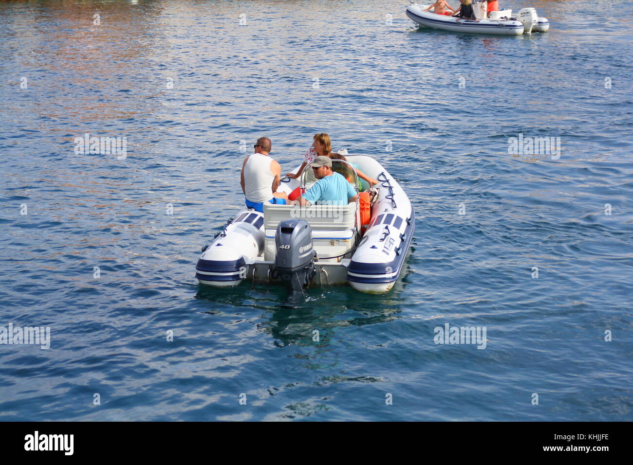 Touristes voyageant dans un petit bateau à moteur. Banque D'Images