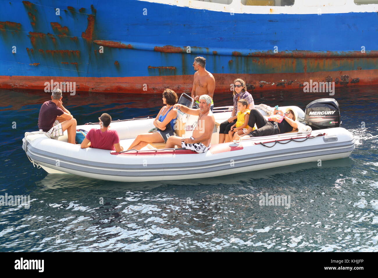 Touristes agitant d'un petit bateau à moteur. Banque D'Images