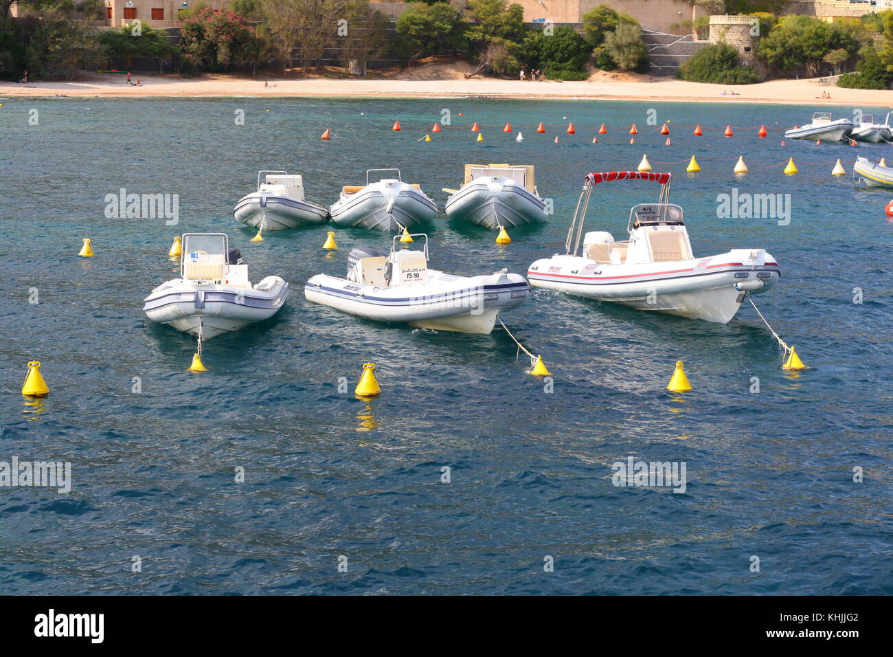 Les petits bateaux gonflables ancrée sur la mer ouverte. Banque D'Images
