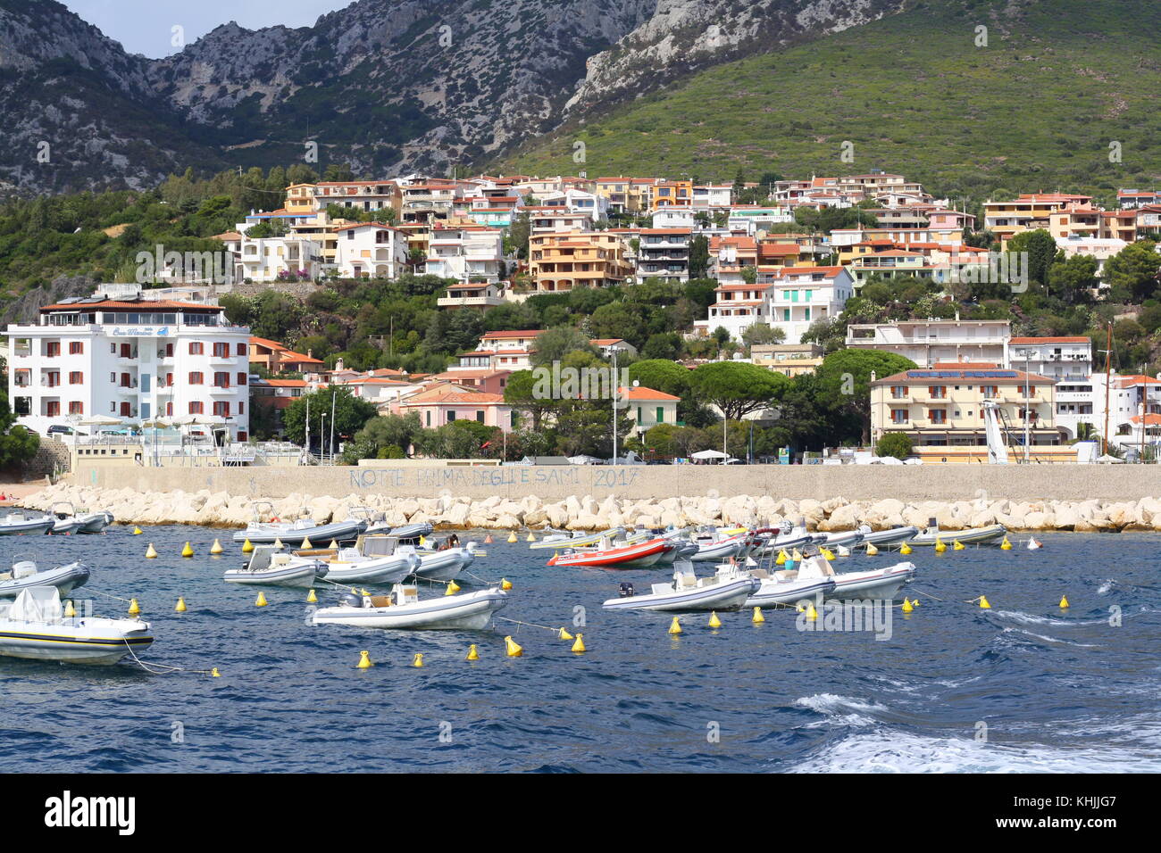 Les petits bateaux gonflables ancrée sur la mer ouverte. Banque D'Images