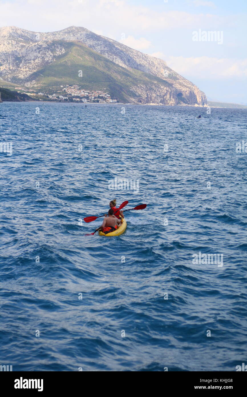 Un très petit rowing kayak à ouvrir l'eau de mer. Banque D'Images