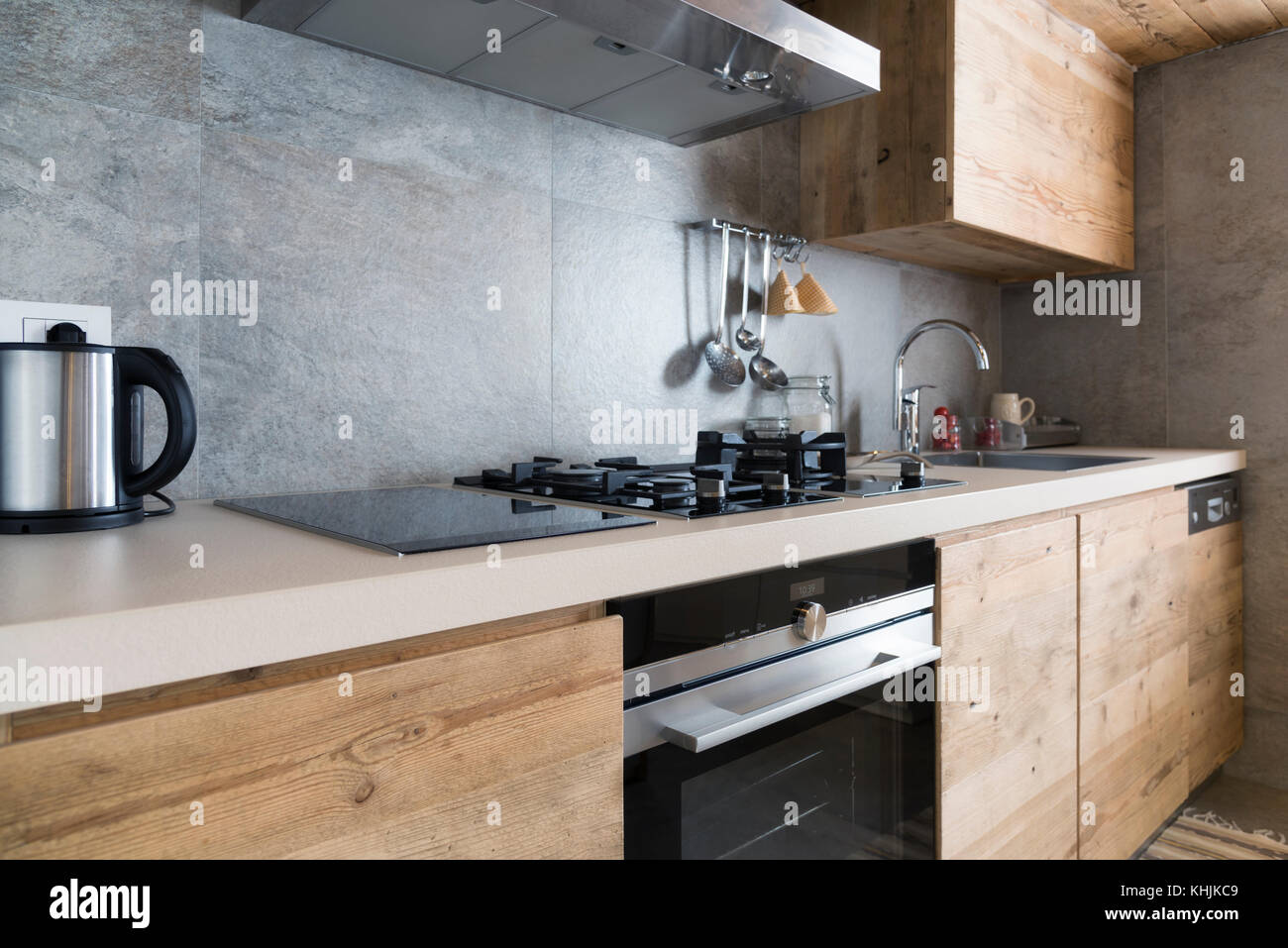 Comptoir de cuisine en bois moderne Banque D'Images
