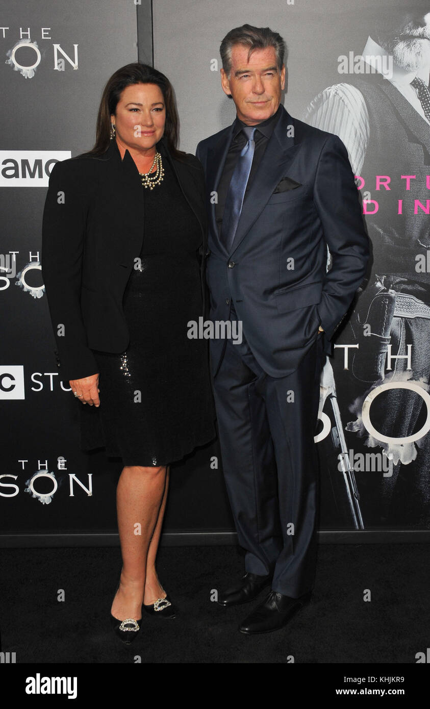 Hollywood, CA - 03 avril : Pierce Brosnan, keely shaye smith arrive à la première de "le fils du CMA à Hollywood arclight' le 3 avril 2017 à Hollywood, Californie. Personnes : Pierce Brosnan, keely shaye smith transmission ref : flxx Banque D'Images