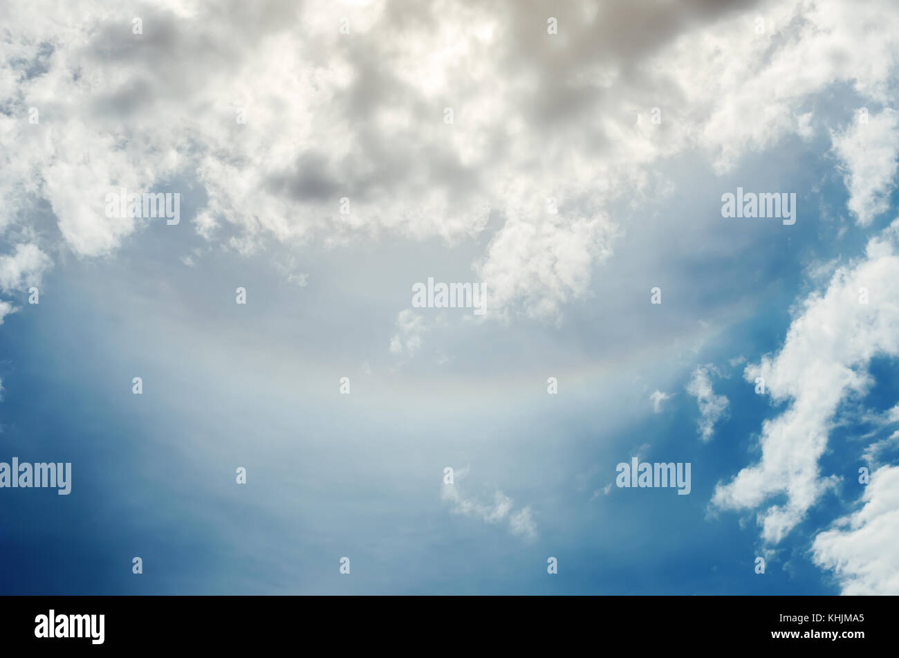 La tête en bas dans l'arc-en-ciel ciel nuageux. circumzénithal Banque D'Images