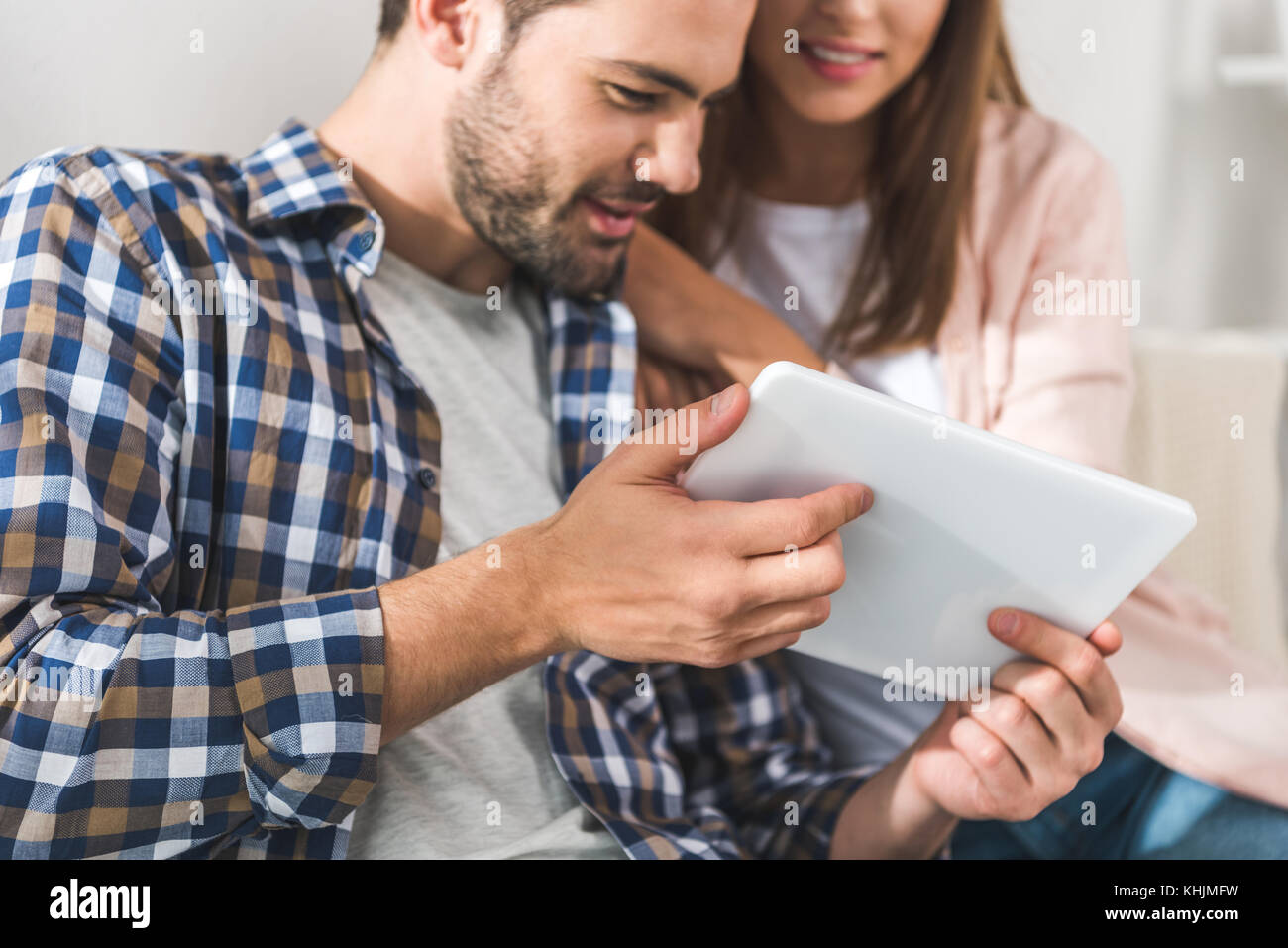 Beau couple using digital tablet Banque D'Images