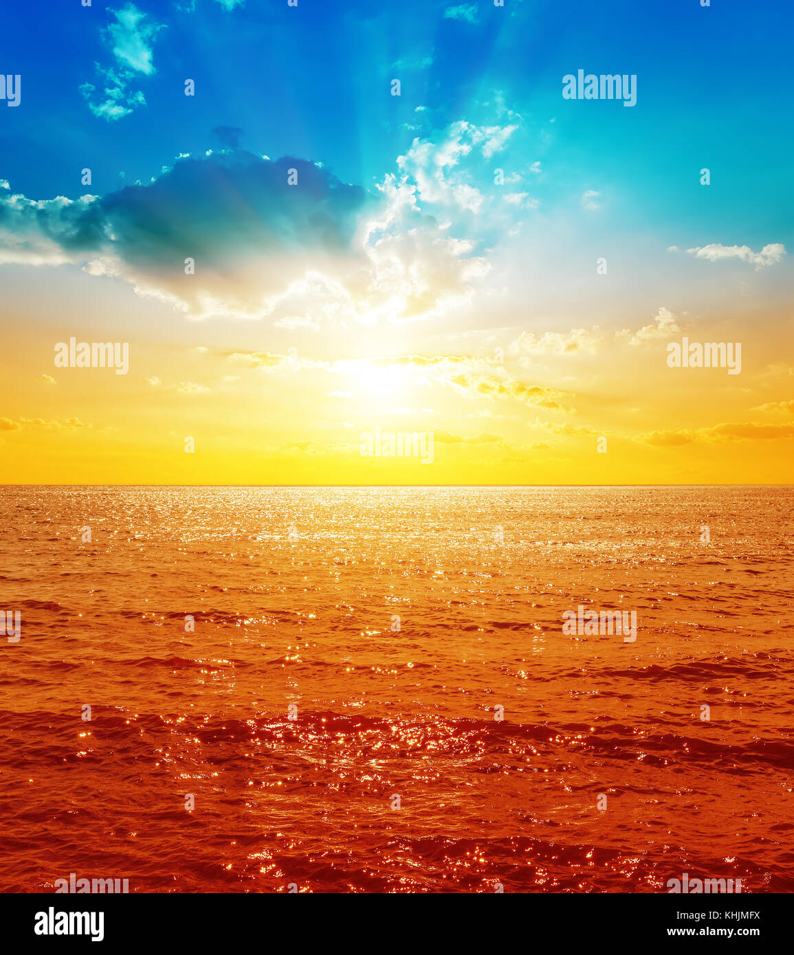 La mer Rouge et le coucher du soleil avec des nuages Banque D'Images