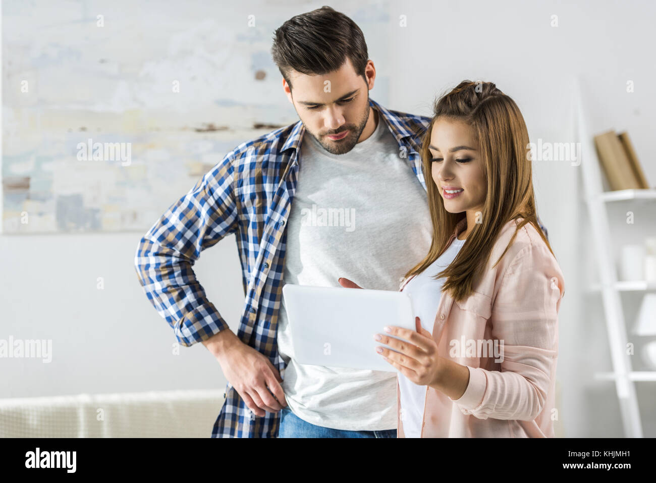 Beau couple using digital tablet Banque D'Images