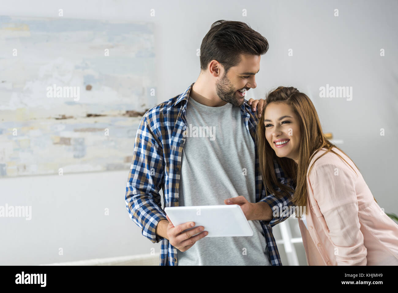 Happy couple using digital tablet Banque D'Images