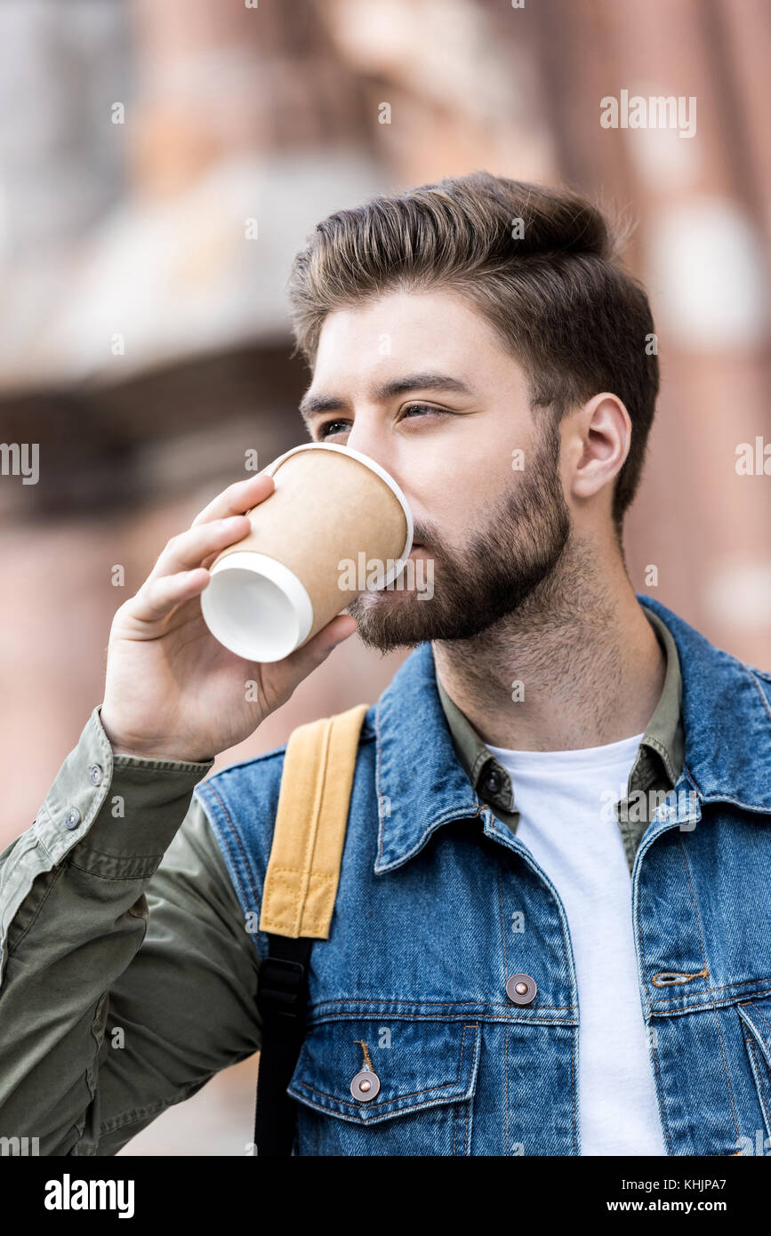 L'homme de boire du café sur la rue Banque D'Images