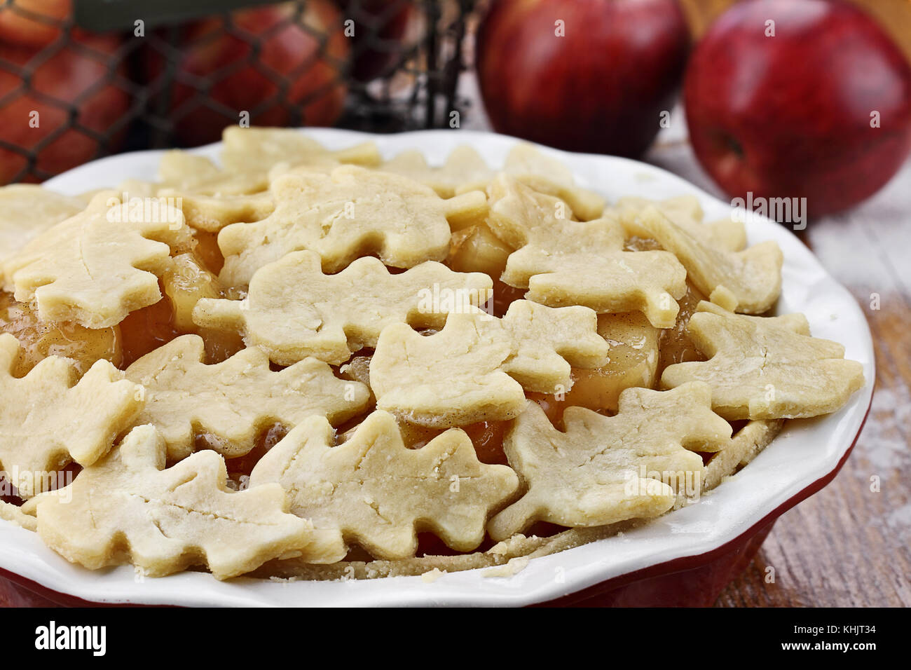 Matières, tarte non cuite avec croûte haut découpé en forme de feuilles en automne. Les décès de champ avec selective focus sur le premier plan. Banque D'Images