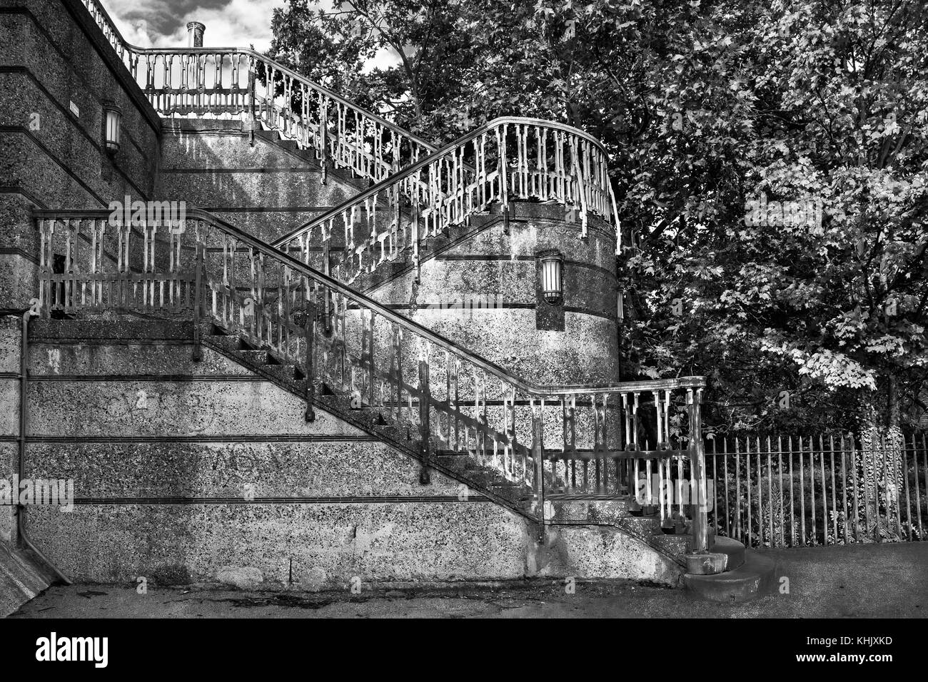 Gros plan du côté du pont de Twickenham escalier en béton , , Londres UK Banque D'Images