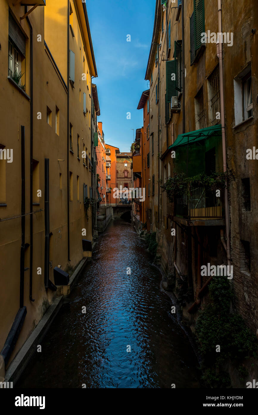 Une fois Bologna avait de nombreux canaux. Maintenant qu'une fraction du réseau est visible au-dessus du sol et qu'à un très petit nombre de points dans la ville. Bologne, Italie Banque D'Images