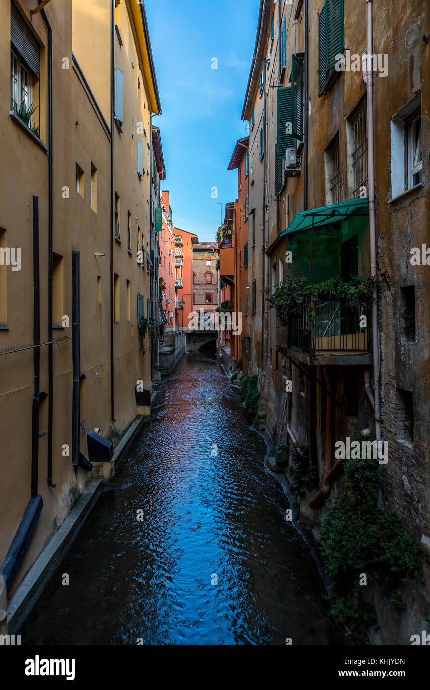 Une fois Bologna avait de nombreux canaux. Maintenant qu'une fraction du réseau est visible au-dessus du sol et qu'à un très petit nombre de points dans la ville. Bologne, Italie Banque D'Images