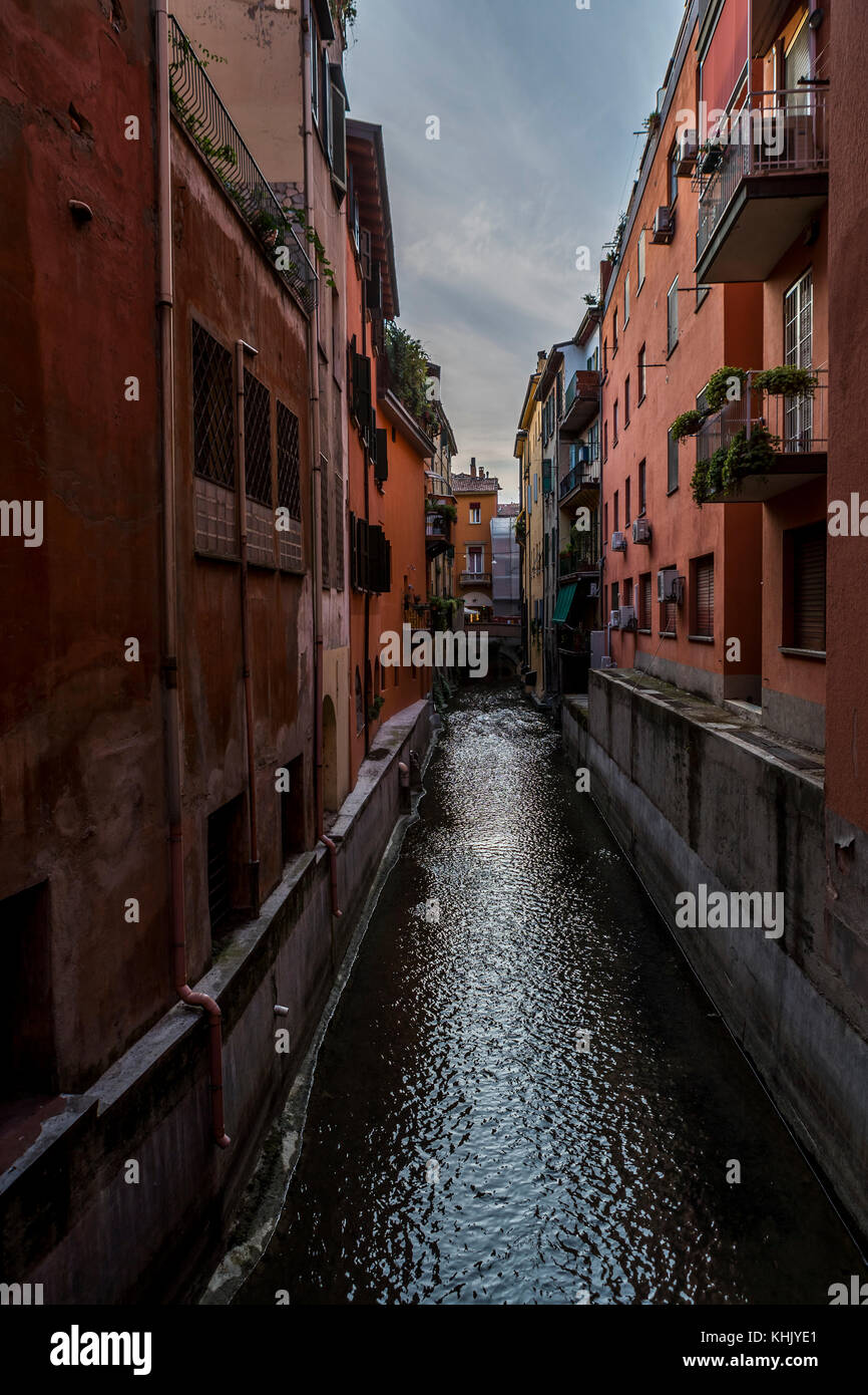 Une fois Bologna avait de nombreux canaux. Maintenant qu'une fraction du réseau est visible au-dessus du sol et qu'à un très petit nombre de points dans la ville. Bologne, Italie Banque D'Images