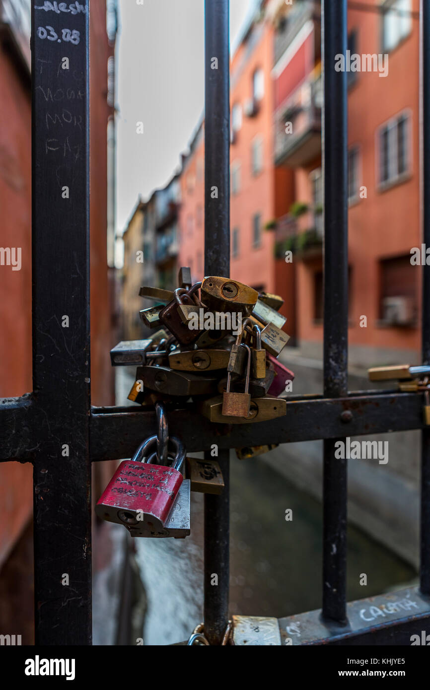 Une fois Bologna avait de nombreux canaux. Maintenant qu'une fraction du réseau est visible au-dessus du sol et qu'à un très petit nombre de points dans la ville. Bologne, Italie Banque D'Images