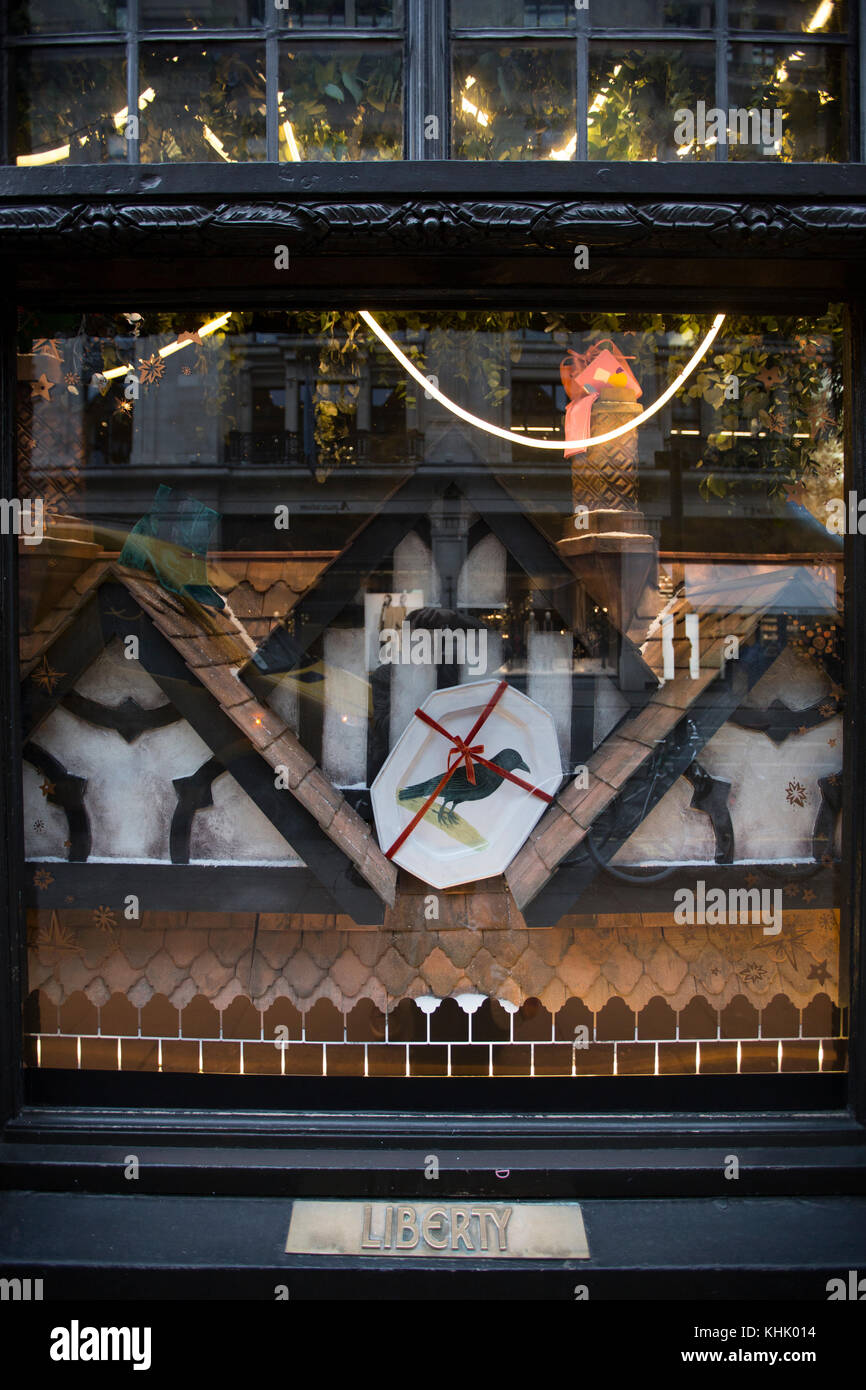 ''La nuit avant Noël' en liberté londres comme il a dévoilé son dernier affichage fenêtre festive, Regent Street, London, United Kingdom Banque D'Images