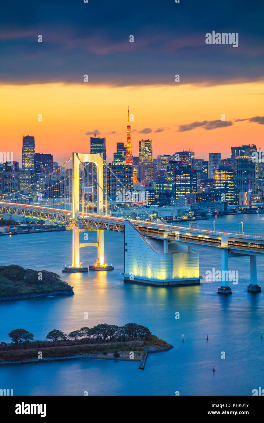 Tokyo, Japon.Image du paysage urbain de Tokyo, Japon avec Rainbow Bridge au coucher du soleil. Banque D'Images