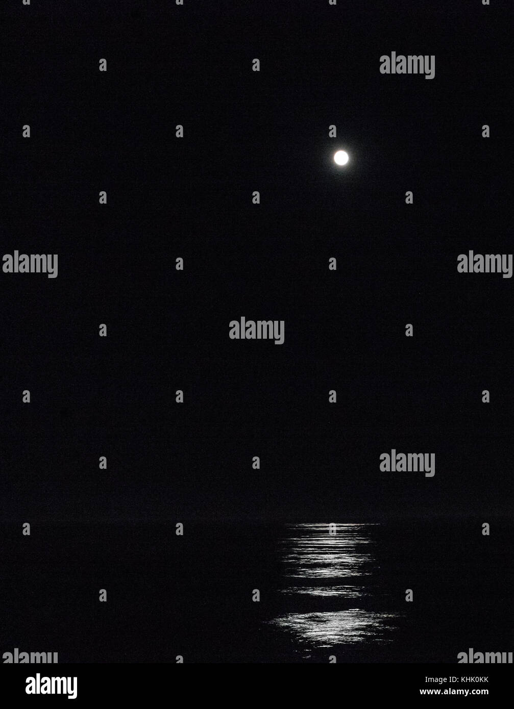 Lune et mer la nuit Banque D'Images
