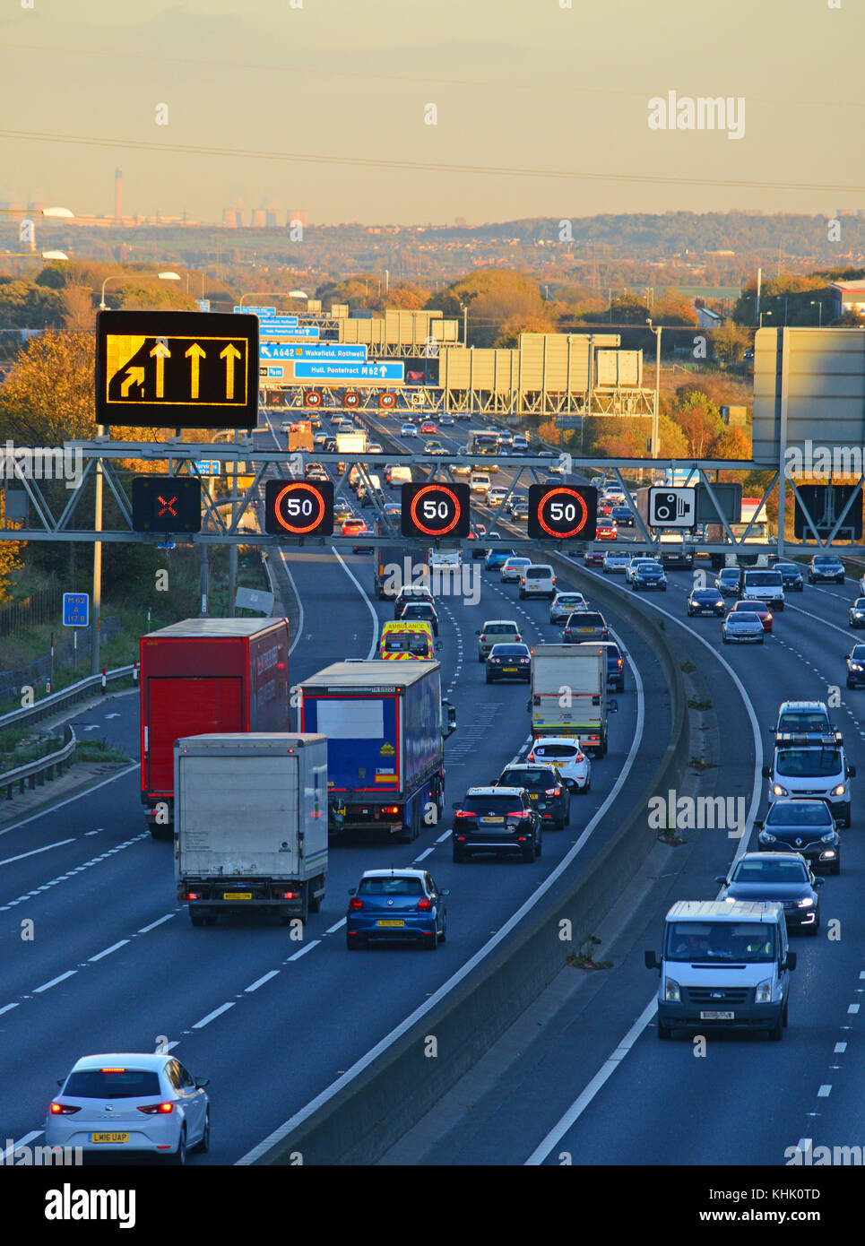 Fermeture de voies de signalisation avertissement de limite de vitesse réduite dans la congestion du trafic lourd sur l'autoroute m62 à l'heure de pointe, Leeds united kingdom Banque D'Images