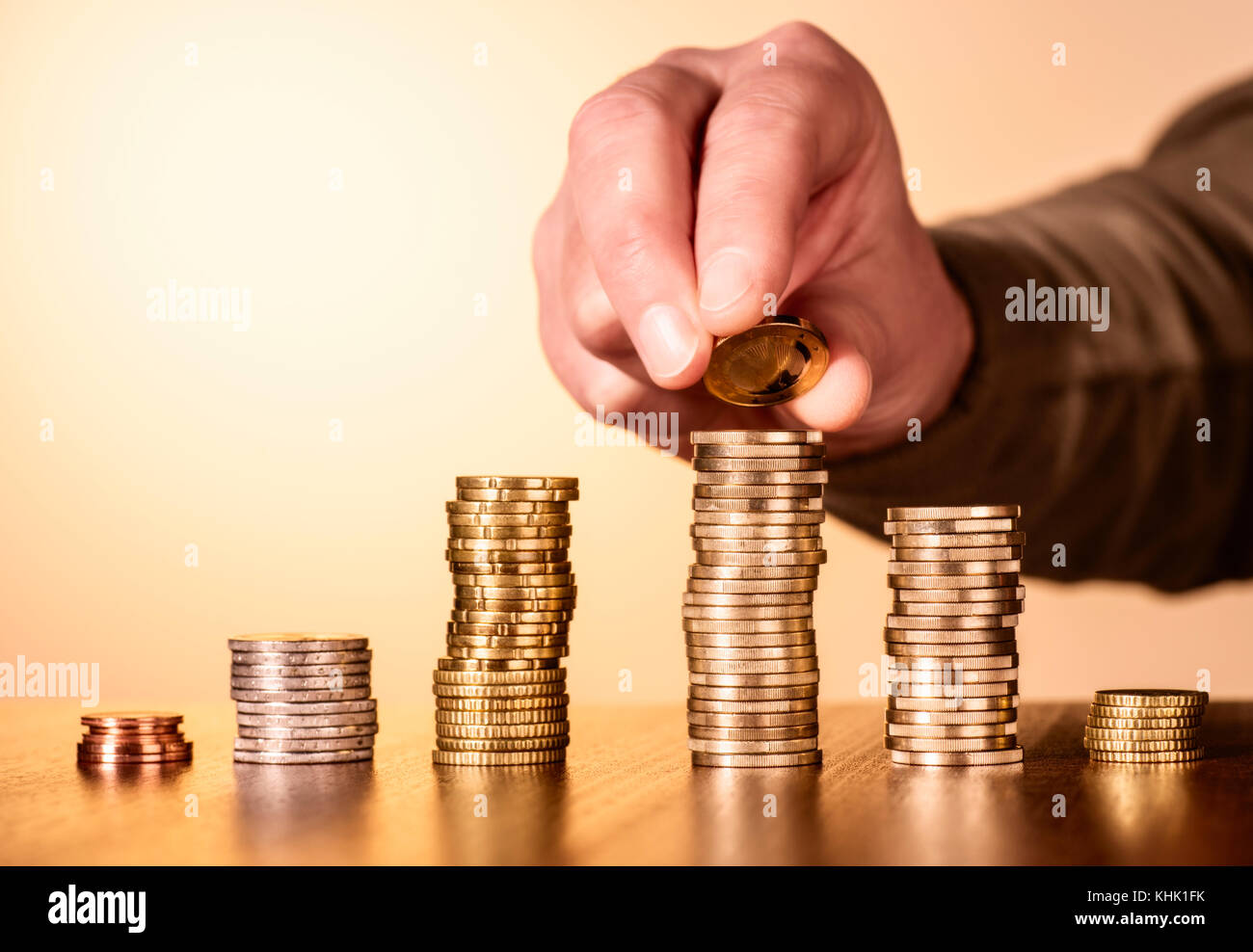 Plusieurs piles de pièces. sur une pile d'une autre pièce est placé. Banque D'Images