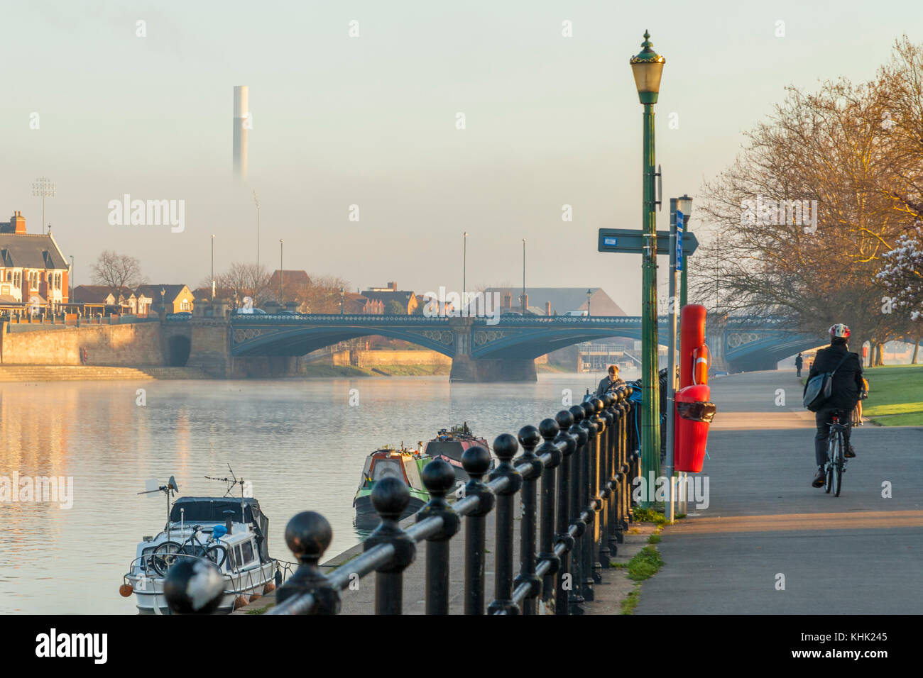 Cycliste sur une piste cyclable randonnée à vélo par le fleuve Trent sur un matin tôt le printemps, West Bridgford, Lancashire, England, UK Banque D'Images