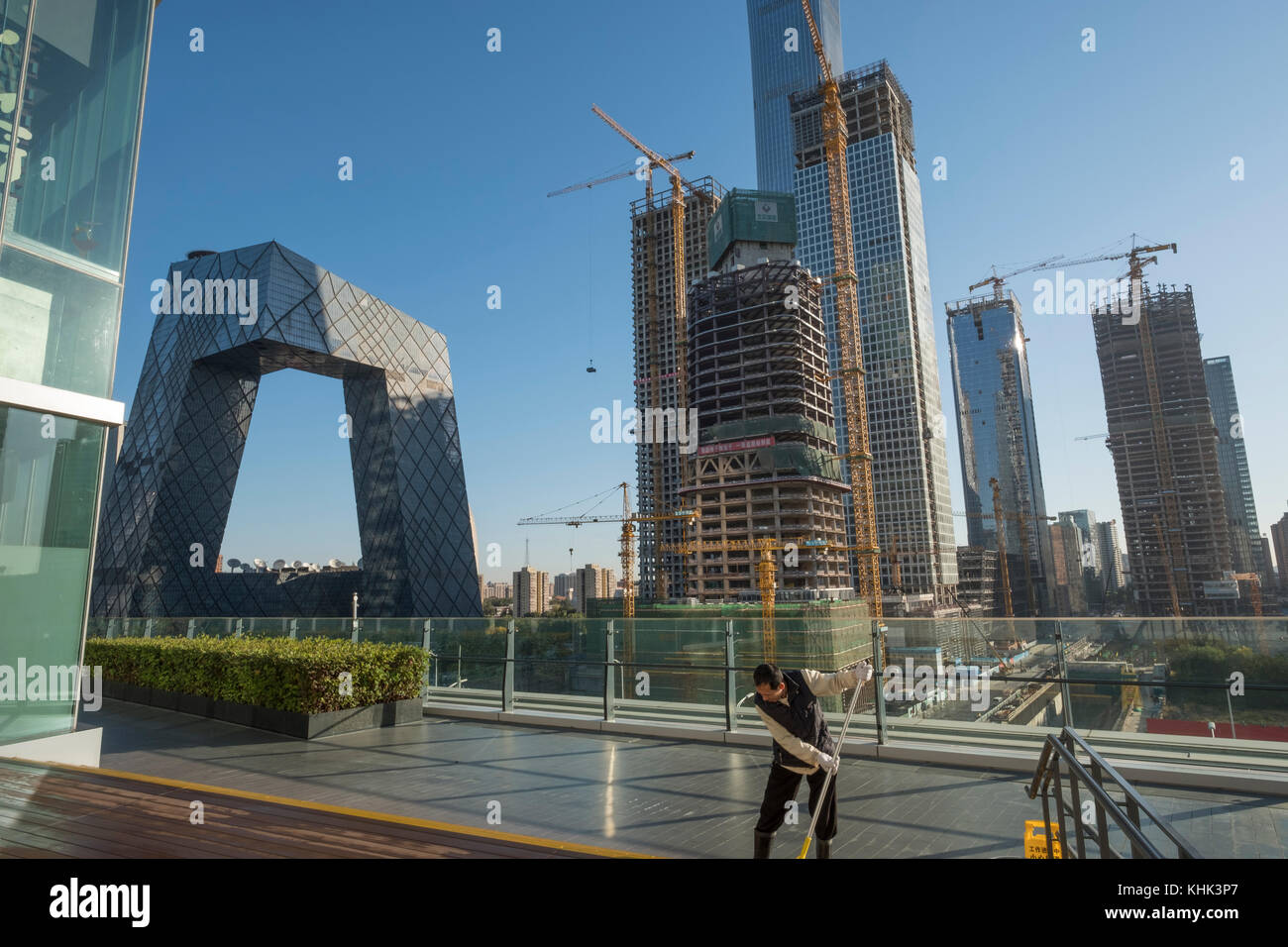 Chine Tour de télévision centrale (CCTV) (à gauche) dans le quartier des affaires de Beijing. 03 novembre 2017 Banque D'Images