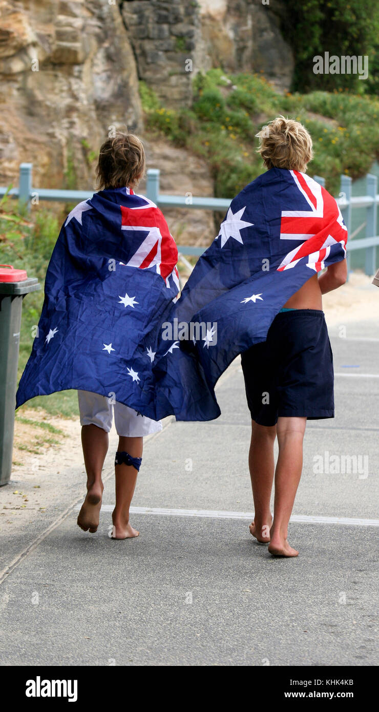 2009 Sydney Australie deux types avec un drapeau australien à l'occasion de la journée nationale 2009 jan 26 Banque D'Images