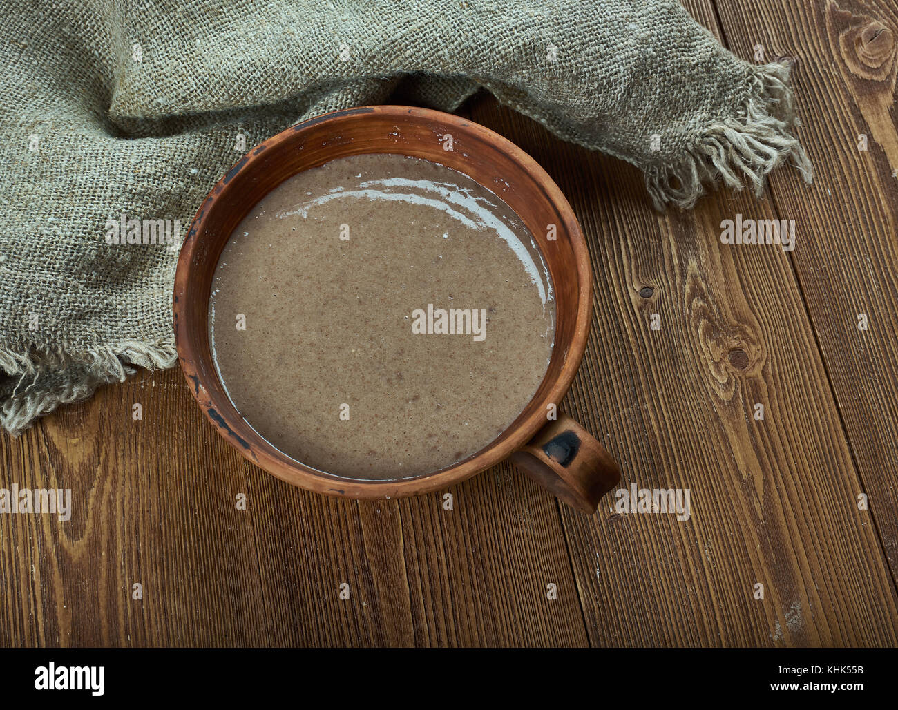 Koko hausa - porridge de millet épicé du Soudan au Nigeria, Afrique de l'alimentation de rue Banque D'Images