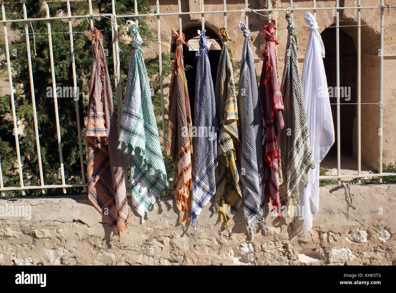 L'arabe bon marché pour les touristes foulards près du mur du théâtre romain d'El Jem, Tunisie Banque D'Images