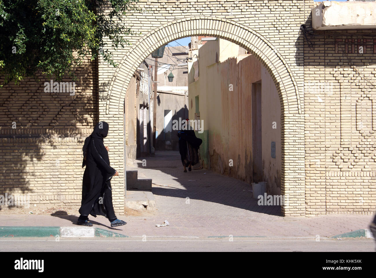Les femmes dans la rue dans la vieille médina tozeur en tunisie Banque D'Images