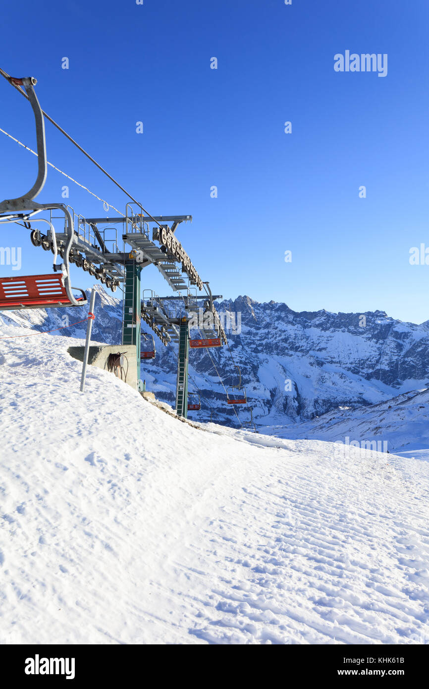 Station de ski d'hiver dans les alpes Banque D'Images