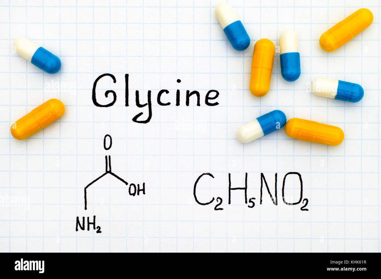 Formule chimique de la glycine avec certaines pilules. close-up. Banque D'Images