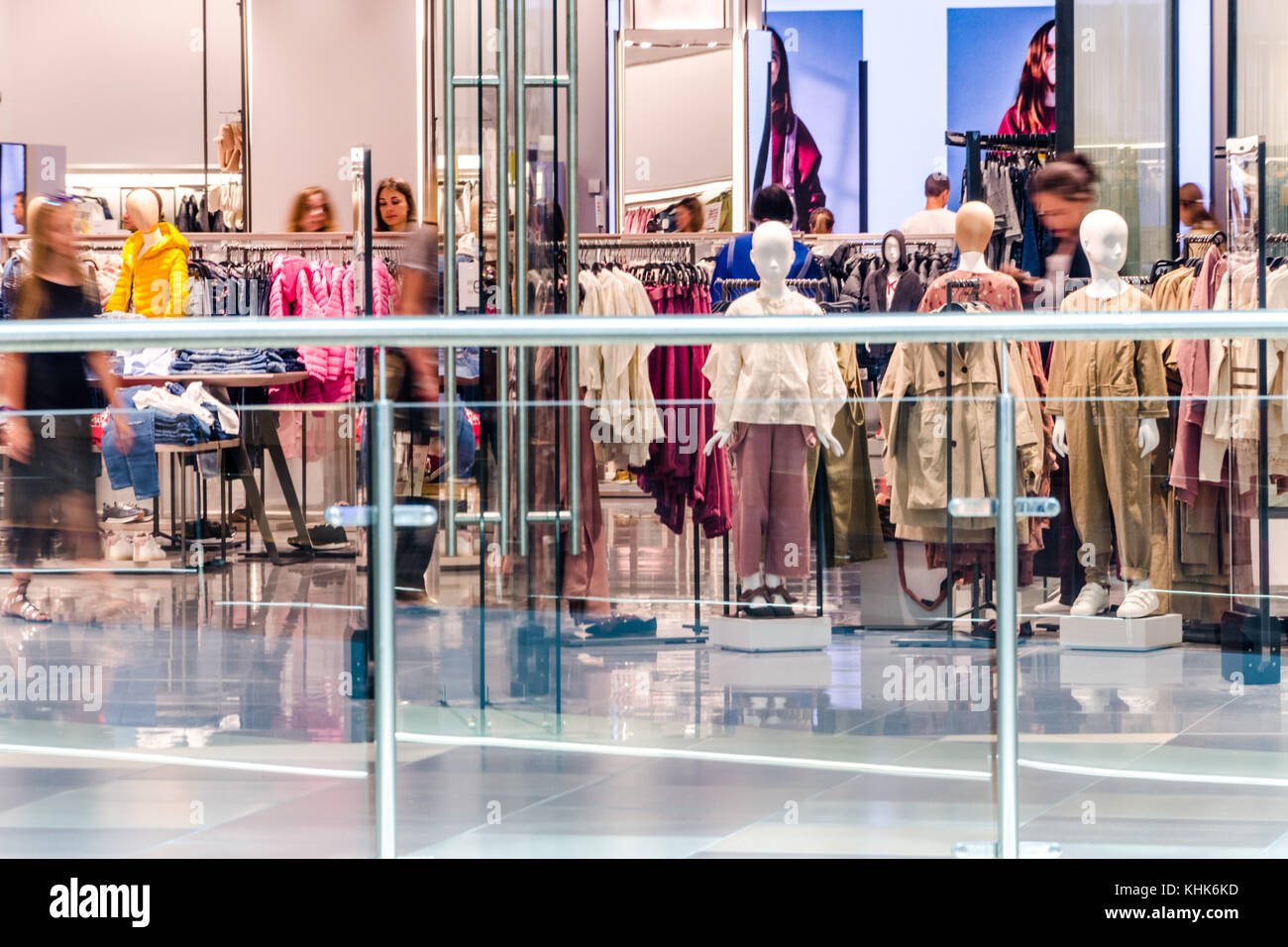 Minsk, Belarus - 12 août 2017 : l'intérieur d'un magasin de vêtements à dana mall shoping center Banque D'Images