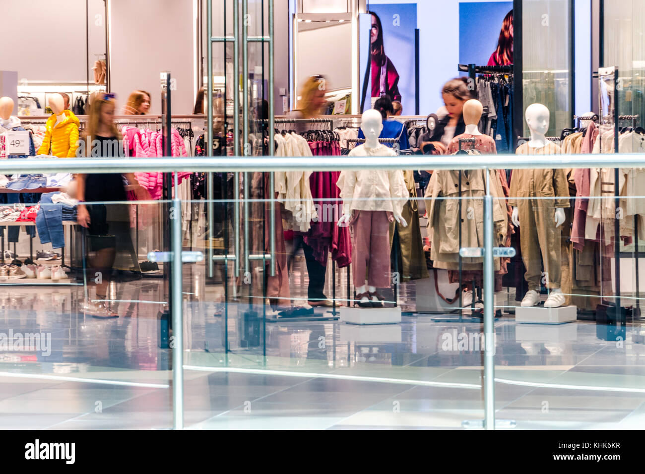 Minsk, Belarus - 12 août 2017 : l'intérieur d'un magasin de vêtements à dana mall shoping center Banque D'Images