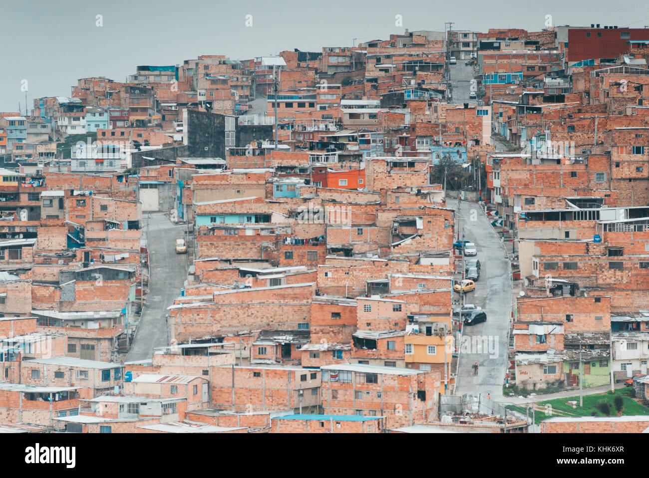 Terre cuite avec vue sur les maisons sur le flanc de la banlieue de Las Colinas, un quartier de Bogota, Colombie Banque D'Images