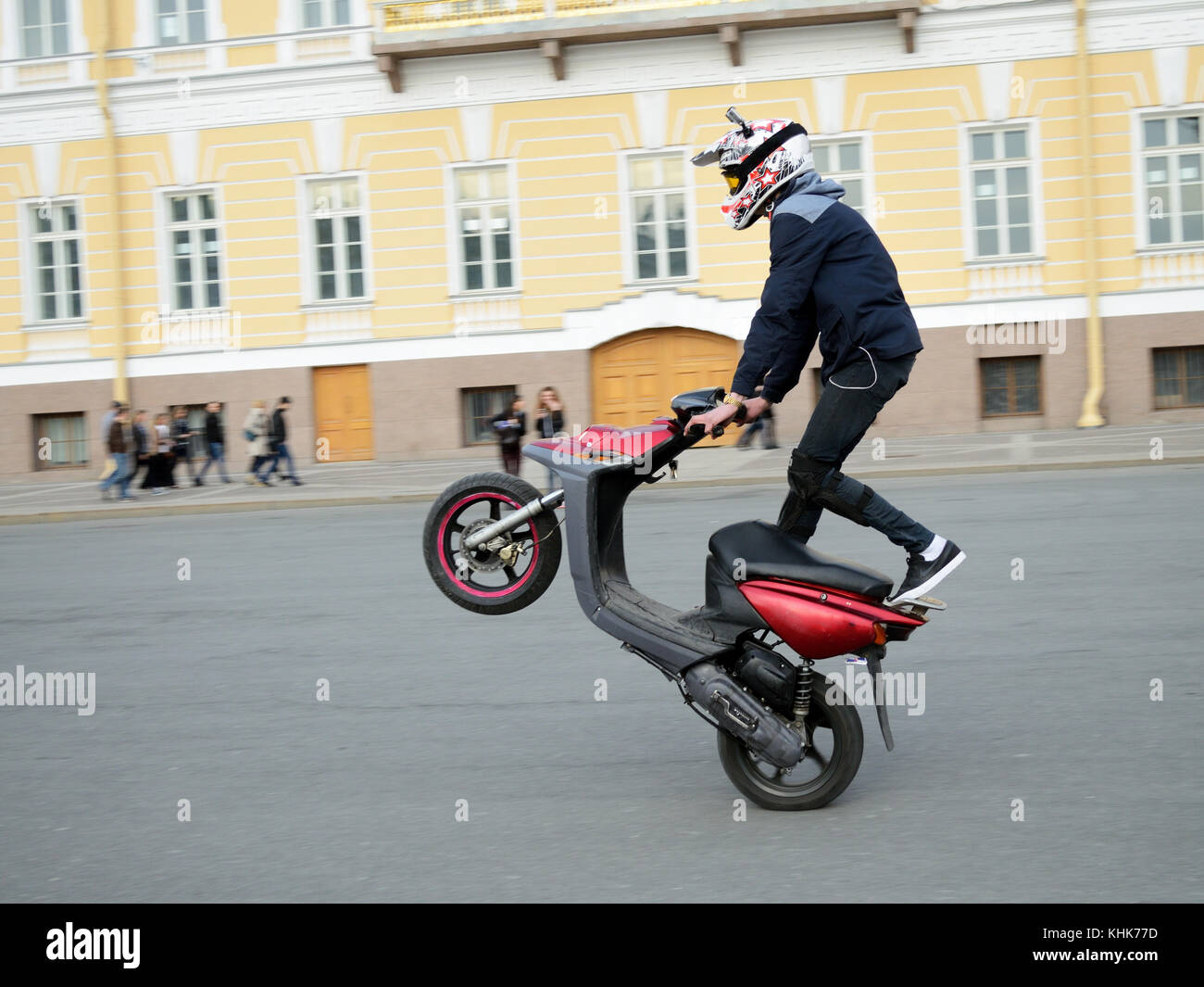 Chauffard effectue sur le scooter stunt complexes et dangereuses Photo  Stock - Alamy