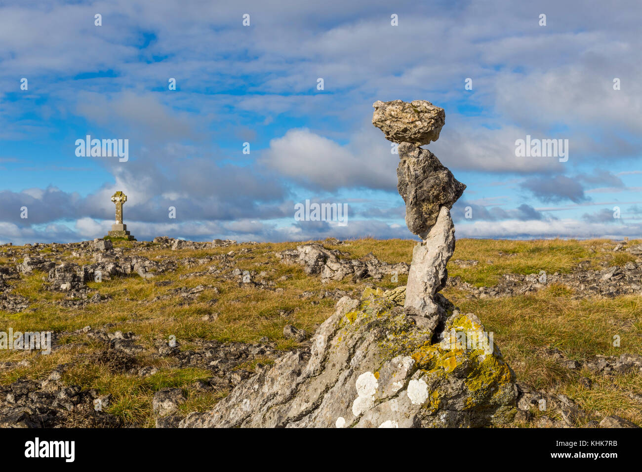 Les roches calcaires sur soigneusement équilibrée haut de Beacon Hill près de orton en Cumbria, Angleterre, Royaume-Uni. Banque D'Images