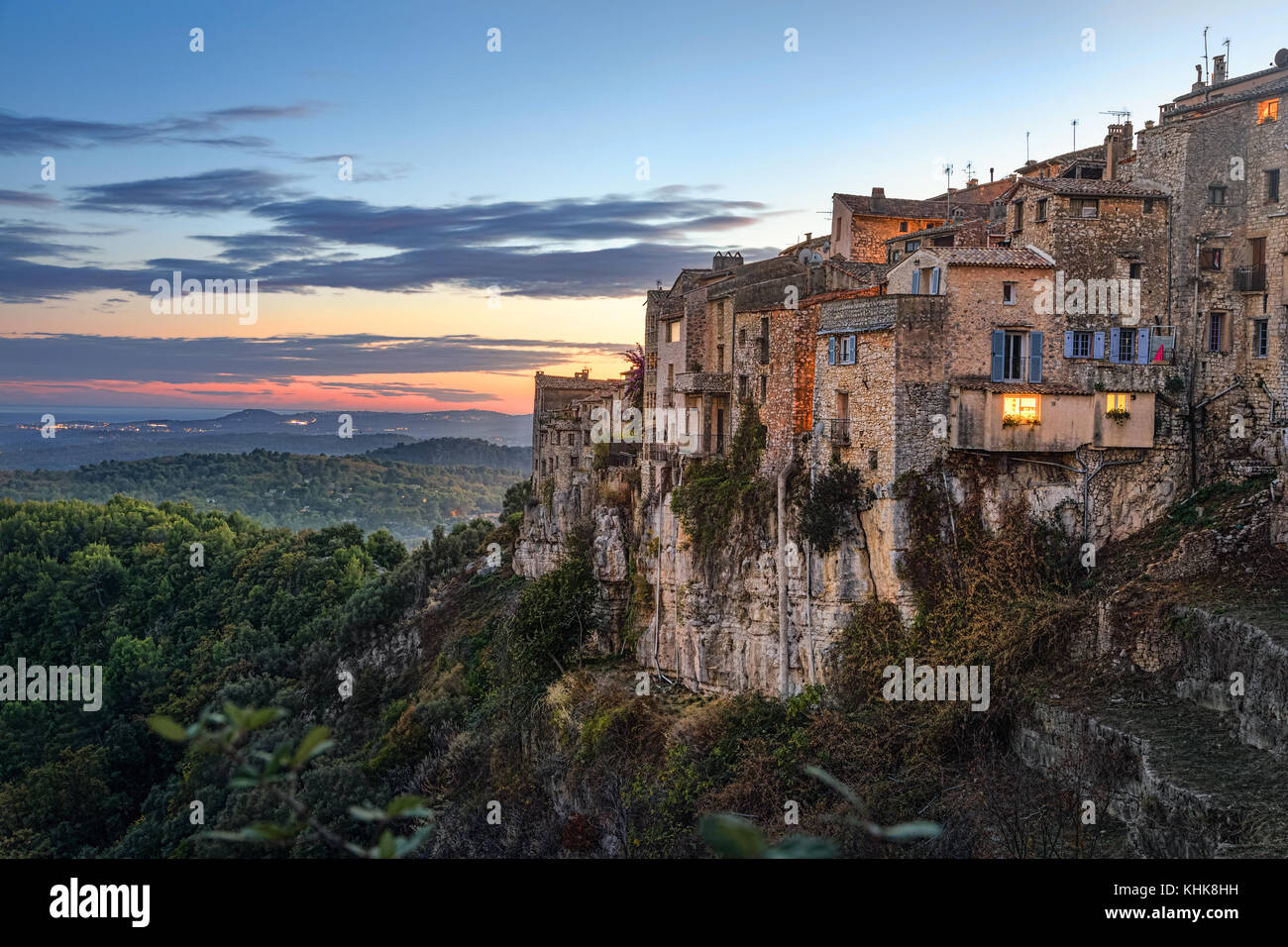 Village de Montagne Tourrettes-sur-Loup le coucher du soleil, Alpes-Maritimes, France Banque D'Images