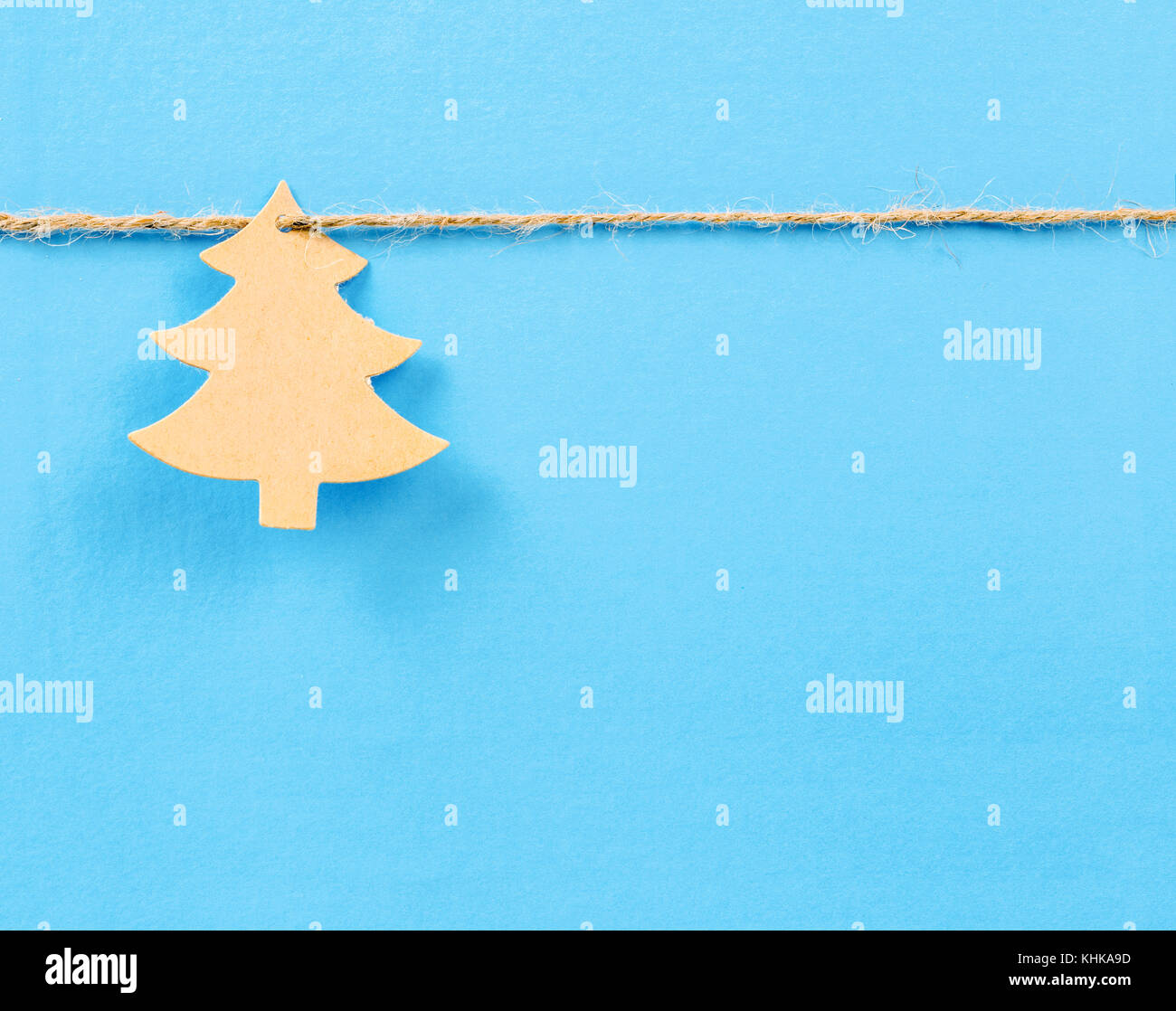 Arbre de Noël de papier sur fond bleu. Banque D'Images