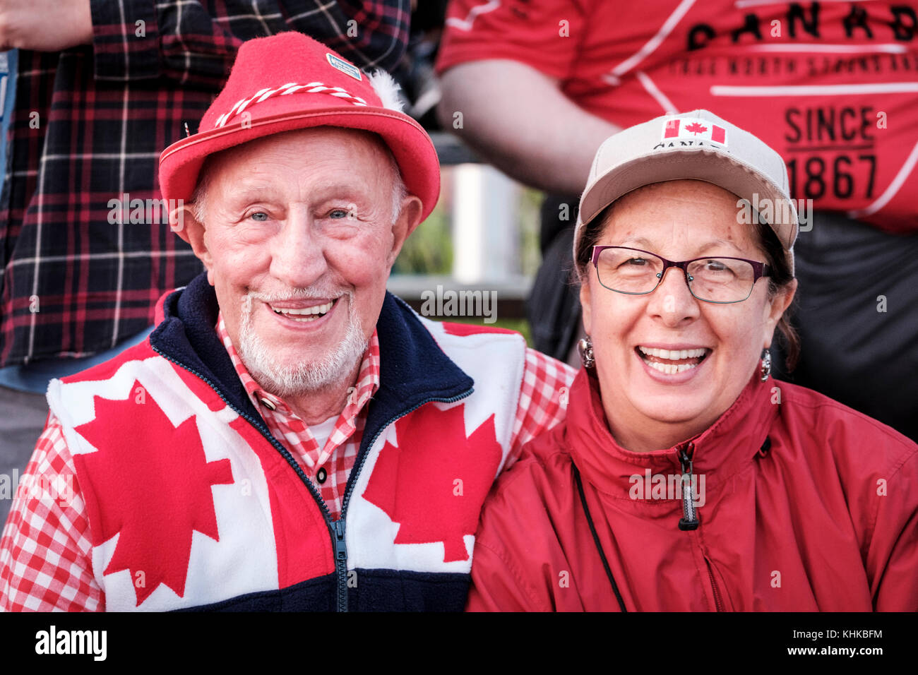 Couple canadien patriotique, homme âgé, femme d'âge moyen, citoyens canadiens célébrant la fête du Canada, souriant à la caméra, London, Ontario, Canada. Banque D'Images