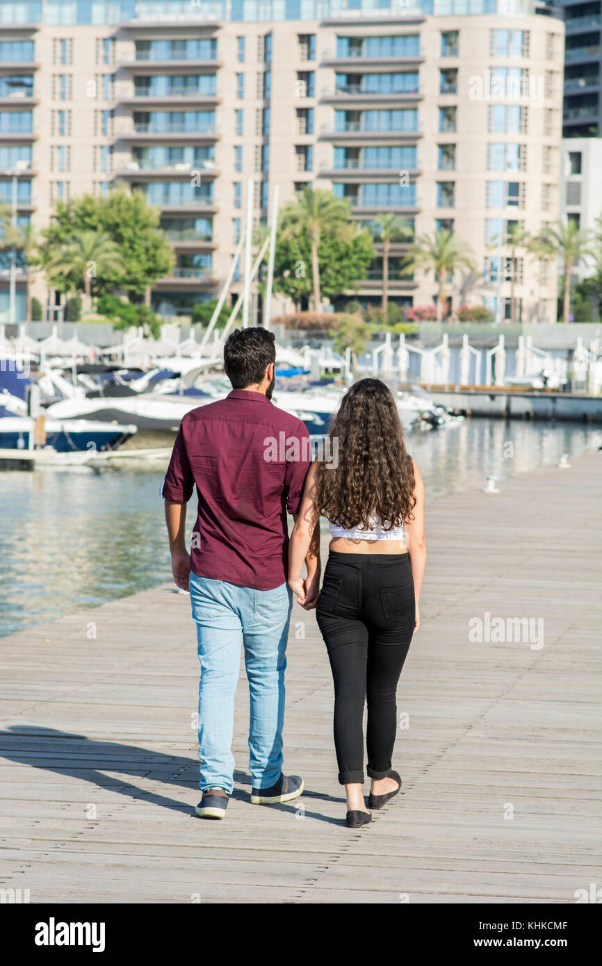 Jeune couple à l'extérieur du Moyen-Orient Banque D'Images