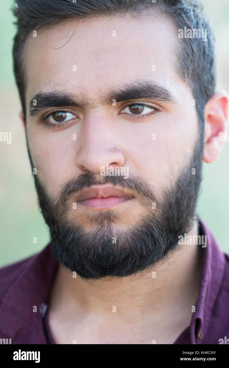 Portrait d'un jeune homme à la recherche du Moyen Orient Pensive loin à l'extérieur Banque D'Images