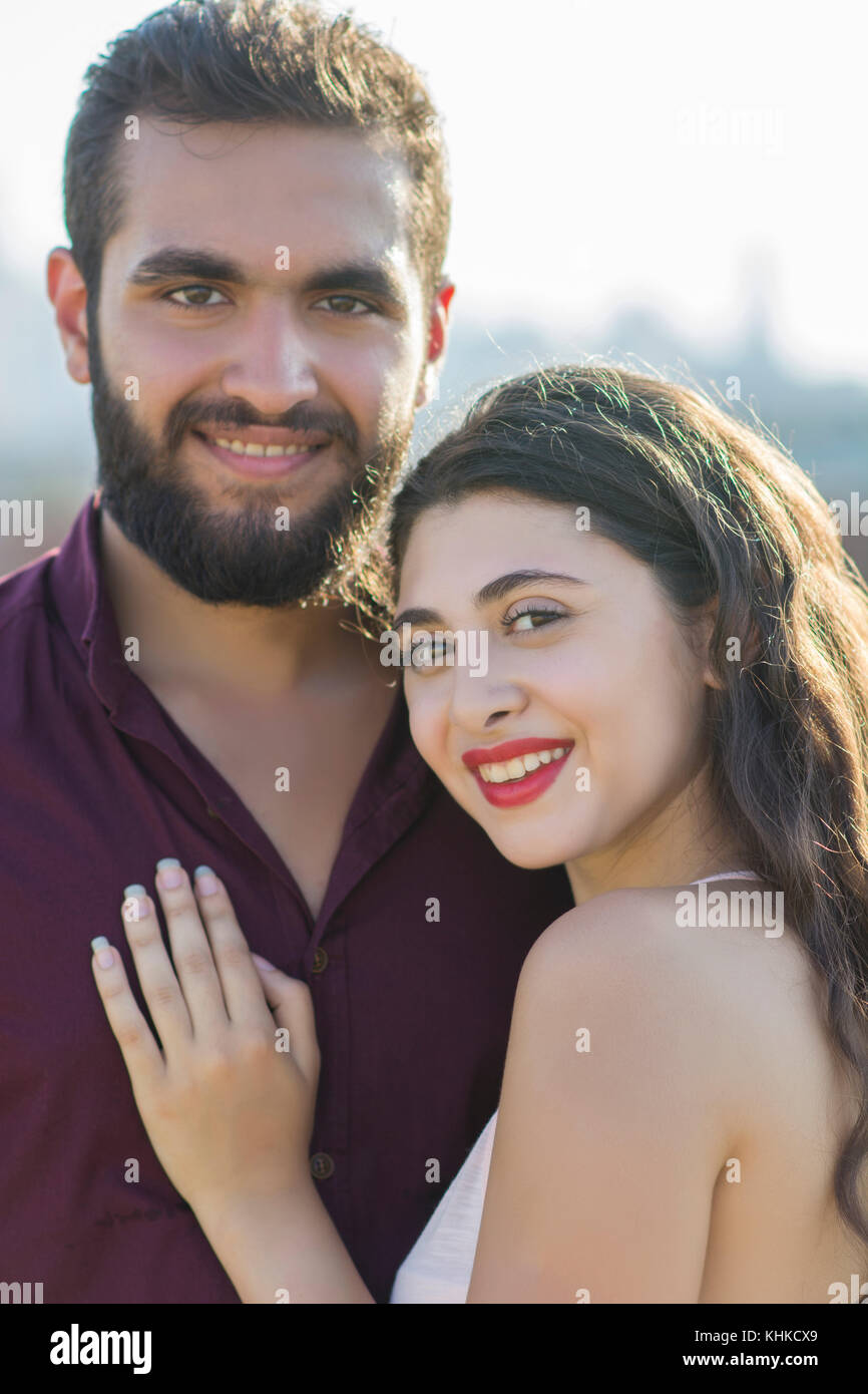 Jeune couple à l'extérieur du Moyen-Orient Banque D'Images