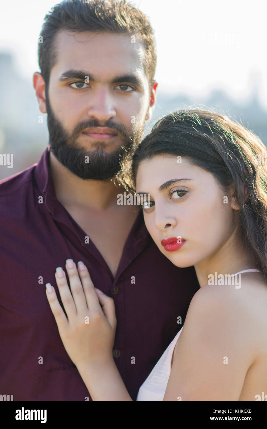 Jeune couple à l'extérieur du Moyen-Orient Banque D'Images