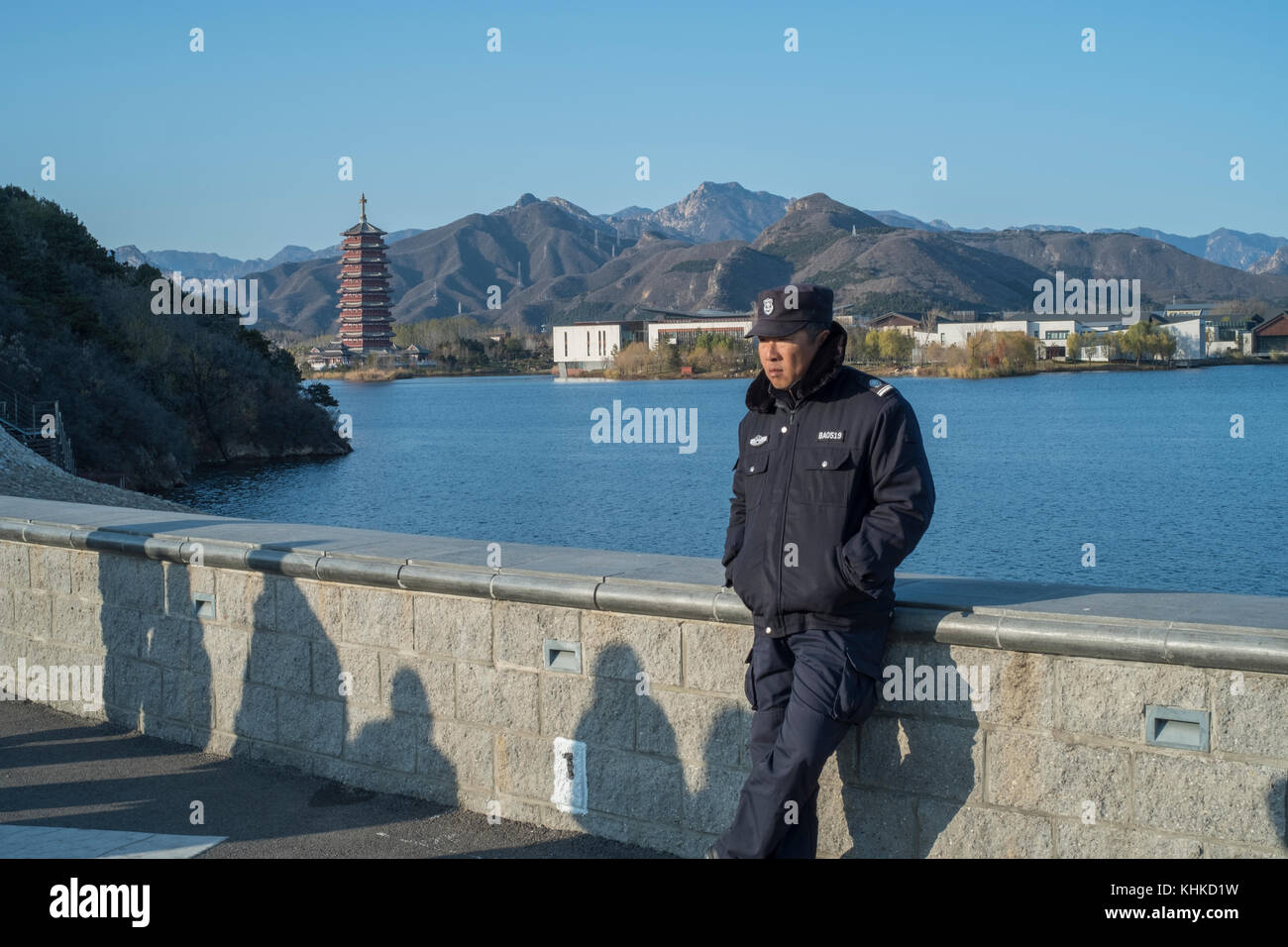 Un garde de sécurité est en service le long du lac yanqi à Huairou, Beijing, Chine. Banque D'Images