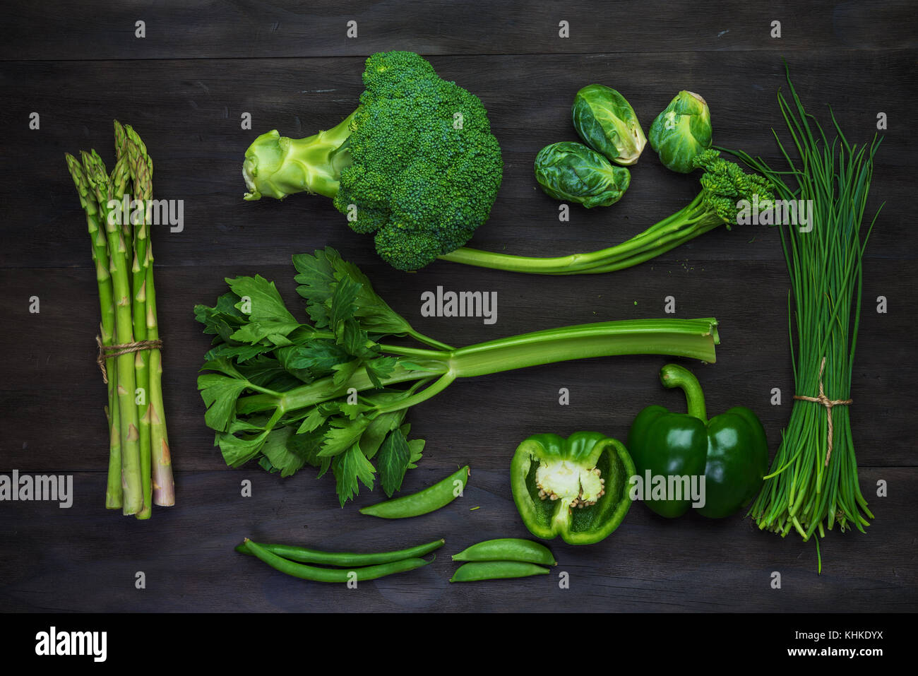 Les légumes biologiques frais vert sur noir vintage en bois.Vue de dessus de table Banque D'Images