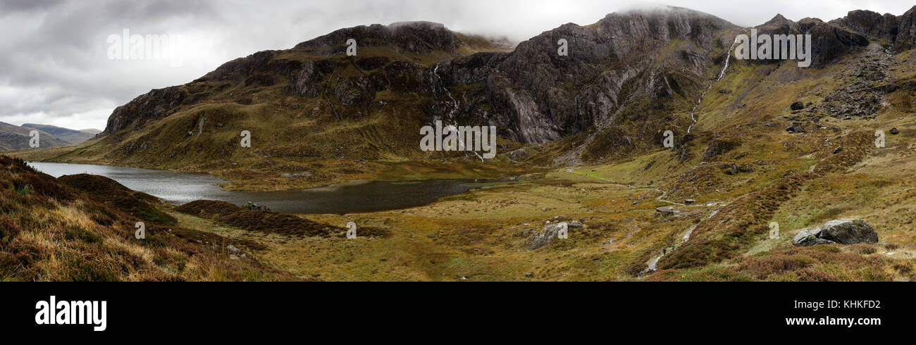 Le CWM idwal et la chaîne de montagnes glyderau dans le parc national de Snowdonia, le nord du Pays de Galles. Banque D'Images