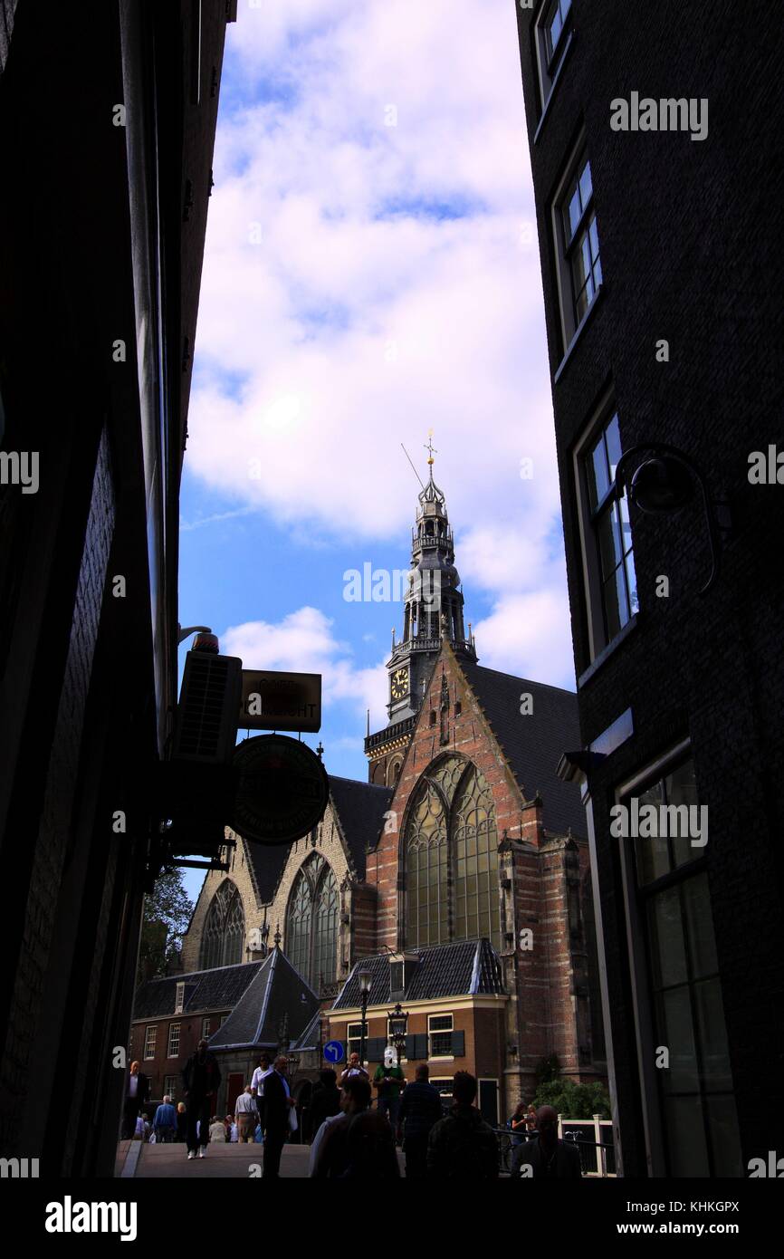 Vue de l'Oude Kerk à Amsterdam d'une ruelle sombre Banque D'Images